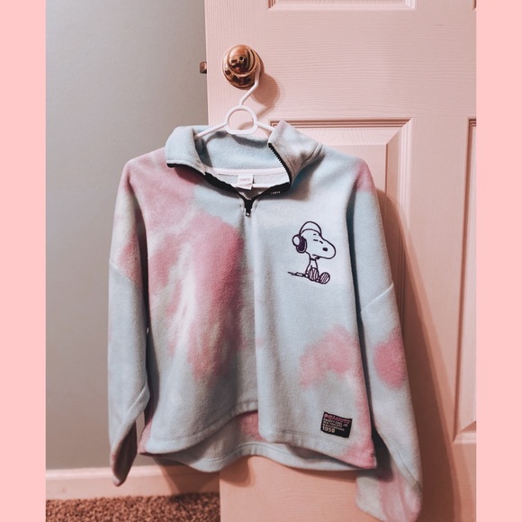 A fluffy cropped sweatshirt - Picture 1 of 1